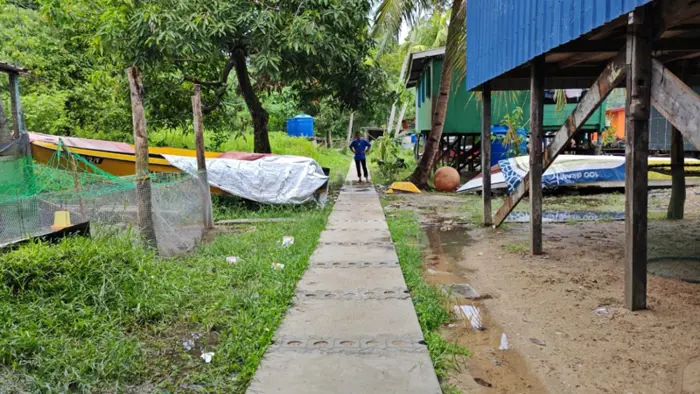 Pulau Gaya ocean debris footpath