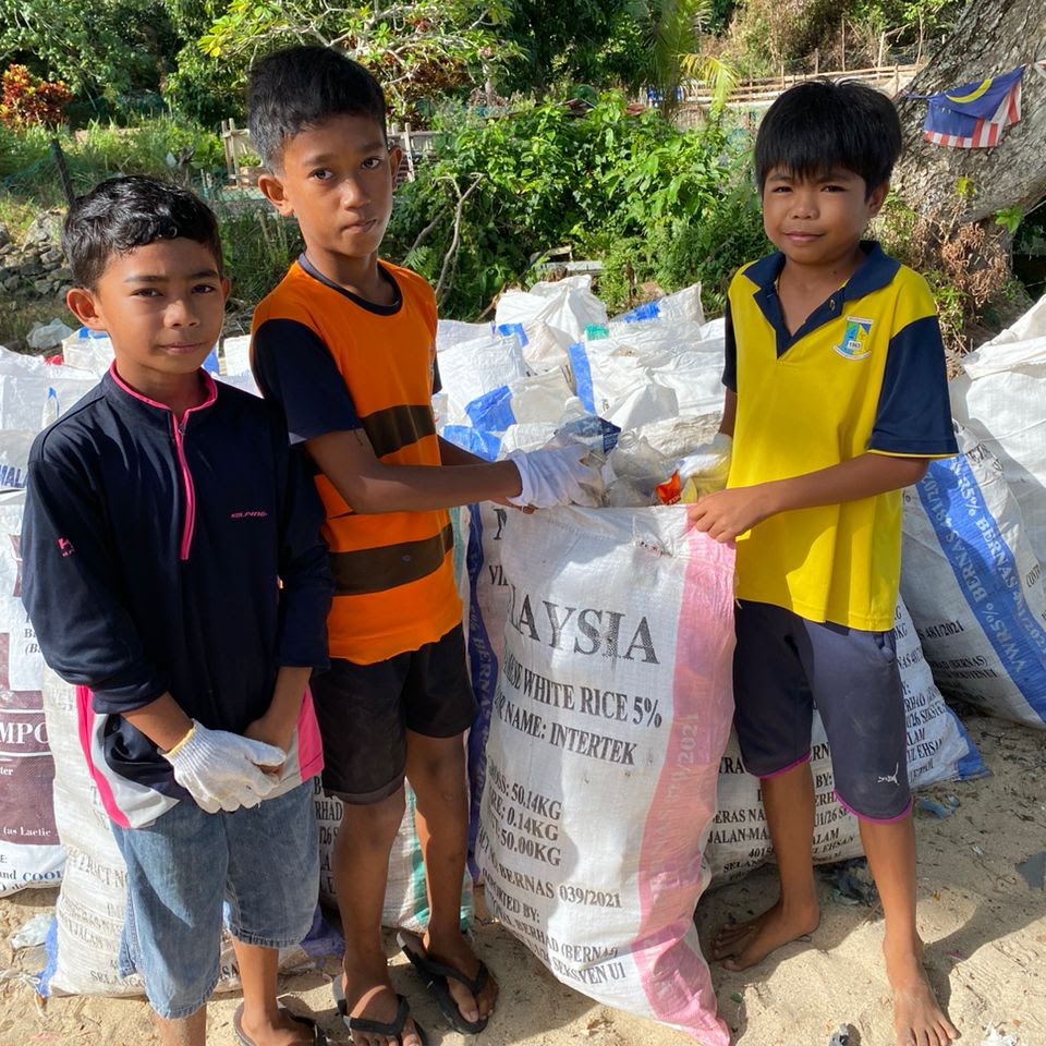 Turning Pulau Gaya plastic waste into eco-bricks